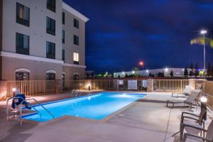 Swimmingpoolen hos eller tæt på Holiday Inn Express & Suites Bakersfield Airport, an IHG Hotel