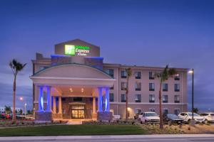 een hotel met een bord aan de voorzijde bij Holiday Inn Express & Suites Bakersfield Airport, an IHG Hotel in Bakersfield