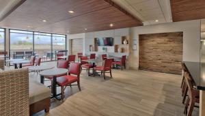 uma sala de jantar com mesas e cadeiras num restaurante em Holiday Inn Express & Suites Broomfield, an IHG Hotel em Broomfield