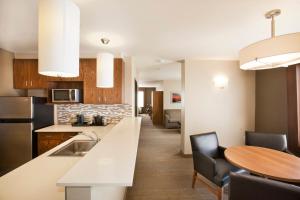 A kitchen or kitchenette at Holiday Inn Express Hotel & Suites Hot Springs, an IHG Hotel
