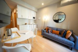 salon z niebieską kanapą i stołem w obiekcie Bonavista Apartments - Eixample w Barcelonie