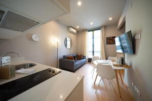 A television and/or entertainment centre at Bonavista Apartments - Eixample
