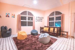 uma sala de estar com duas janelas e um sofá em d'Oasis Mountain Resort em Puncak