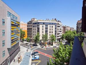 z góry widok na ulicę miejską z budynkami w obiekcie Bonavista Apartments - Eixample w Barcelonie