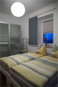 1 Schlafzimmer mit 3 Betten in einem Zimmer in der Unterkunft Ferienwohnung K4 in Freital