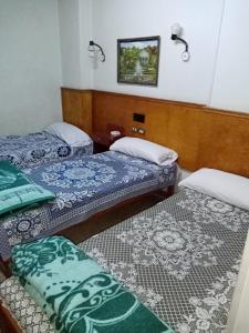 Tempat tidur dalam kamar di San mina Hotel