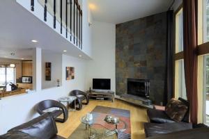 a living room with leather furniture and a fireplace at Eagle-Vail Ski/Golf Retreat in Dowds Junction