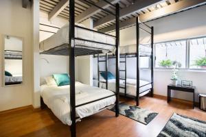 En eller flere køyesenger på et rom på Hostal Top Location ideal para viajeros Polanco
