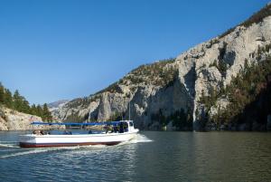 un barco en el agua frente a una montaña en Holiday Inn Express and Suites Helena, an IHG Hotel en Helena