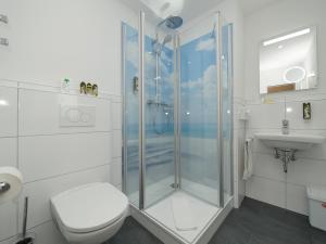 uma casa de banho com um chuveiro, um WC e um lavatório. em Hotel Westfalia em Bremen