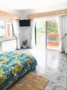 1 dormitorio con 1 cama en una habitación con ventanas en Quinta da Falfeira, en Lagos