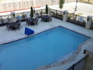Vaade basseinile majutusasutuses Holiday Inn Express and Suites Atascocita - Humble - Kingwood, an IHG Hotel või selle lähedal