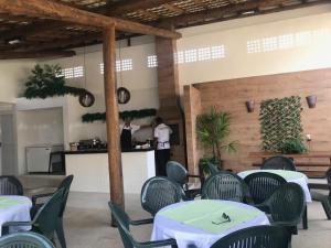 Restavracija oz. druge možnosti za prehrano v nastanitvi Chalé em frente à Praia