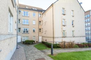 un edificio de apartamentos con patio y césped en City View en Aberdeen