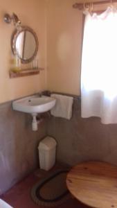 タリオウイネにあるauberge souktanaのバスルーム(洗面台、トイレ、鏡付)