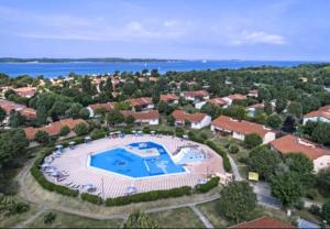 Bazén v ubytování Lux Camp Bi Village, Mobile home Villa Buba nebo v jeho okolí