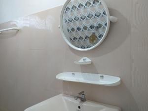 bagno con lavandino e specchio a parete di Mangohut Joy a Anuradhapura