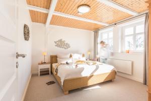 een slaapkamer met een bed in een kamer met een raam bij Ferienhof Kähler in Fehmarn