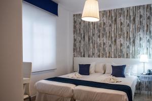 A bed or beds in a room at Hotel Ancora
