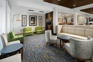 Khu vực lounge/bar tại Holiday Inn Express & Suites New Braunfels, an IHG Hotel