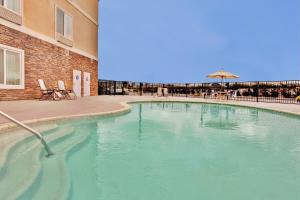 een zwembad in het midden van een gebouw bij Holiday Inn Express & Suites Beaumont - Oak Valley, an IHG Hotel in Beaumont