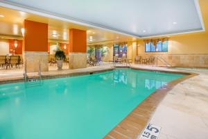 Holiday Inn Express & Suites Bloomington, an IHG Hotel 내부 또는 인근 수영장