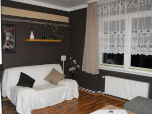 維爾德曼的住宿－Ferienwohnung Sonnenhügel，客厅配有白色沙发和窗户