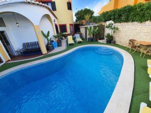 une piscine dans la cour d'une maison dans l'établissement Ocean View Lagos, à Lagos