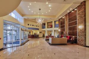 een lobby van een gebouw met een kroonluchter bij Holiday Inn Express Hotel & Suites Houston-Downtown Convention Center, an IHG Hotel in Houston