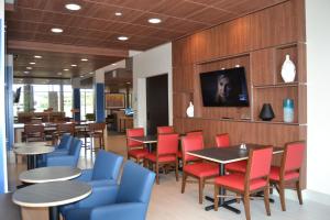 Телевизор и/или развлекательный центр в Holiday Inn Express & Suites Goodlettsville N - Nashville by IHG