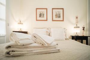 リスボンにあるPasteleiro Houseのベッド(白い毛布、枕付)