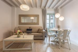 ein Wohnzimmer mit Sofa und Tisch in der Unterkunft Palacio Cabrera - Lillo in Granada