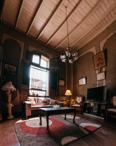 uma sala de estar com uma mesa e um sofá em Samanai Wasi Hostel em Lima