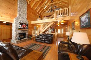 Χώρος καθιστικού στο Majestic Manor Cabin