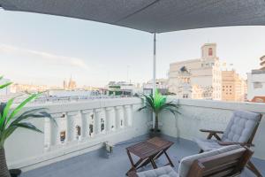 バルセロナにあるGreat Penthouse duplex two terraces in City Center-のバルコニー(椅子2脚、テーブル付)