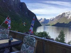 NausteIris Vedal的享有湖泊和山脉美景的阳台。