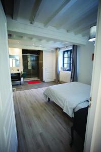 a bedroom with a bed and a desk in it at La Belle Landaise 1809 Gîte Arridoulet 1 in Peyrehorade