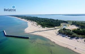 uma vista aérea de uma praia e do oceano em Belatrix nad Bałtykiem em Mielno
