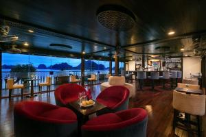 Khu vực lounge/bar tại Alisa Cruise Halong