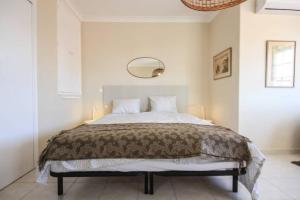 Ένα ή περισσότερα κρεβάτια σε δωμάτιο στο Townhouse w Beautiful terrace - 360 degrees views!