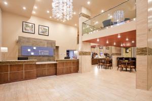 Restoran atau tempat lain untuk makan di Holiday Inn Express Hotel & Suites Branson 76 Central, an IHG Hotel