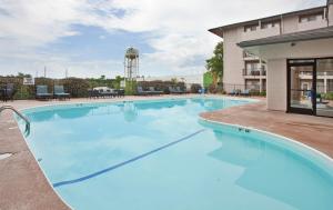 The swimming pool at or close to Holiday Inn Express Hotel & Suites Branson 76 Central, an IHG Hotel