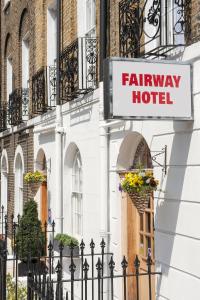 una señal para un hotel de popa en el lateral de un edificio en Fairway Hotel en Londres