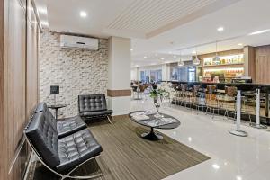 a lobby with chairs and a bar in a restaurant at Slim Hotel Curitiba Av das Torres in Curitiba