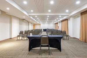 a conference room with a long table and chairs at Slim Hotel Curitiba Av das Torres in Curitiba