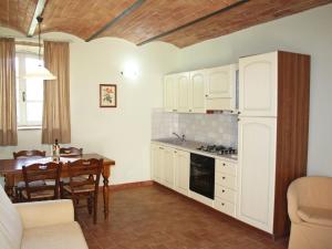 I CasaliにあるApartment Piccola Corte by Interhomeのキッチン、ダイニングルーム(白いキャビネット、テーブル付)