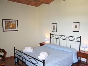 I CasaliにあるApartment Piccola Corte by Interhomeのベッドルーム1室(ベッド1台、テーブル2台、ランプ2つ付)