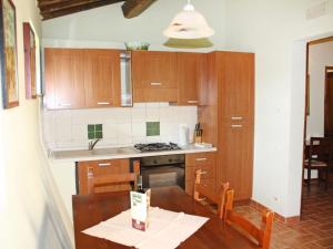 Apartment Il Cortino by Interhomeにあるキッチンまたは簡易キッチン