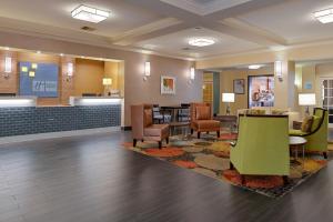Lobbyen eller receptionen på Baymont by Wyndham Bessemer