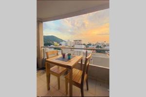 una mesa y sillas en un balcón con vistas en Luxury Appart en Salta